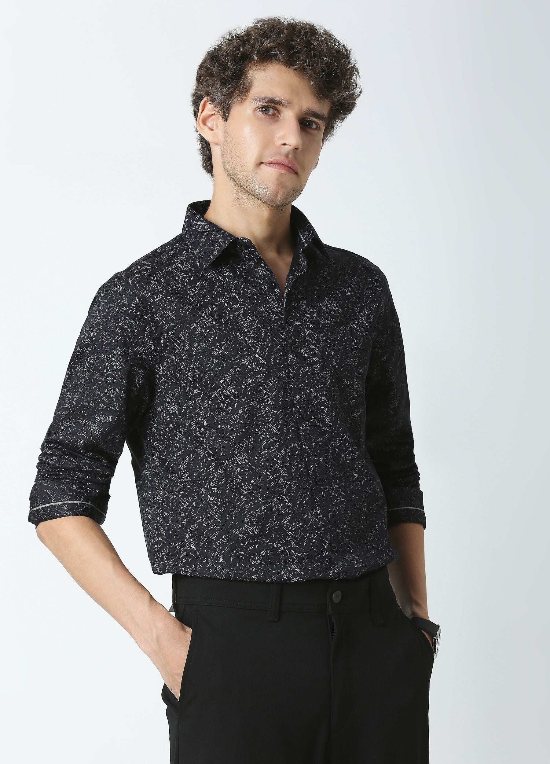 Zar: Semi-Cutaway Collar Triangle Print Shirt - Black