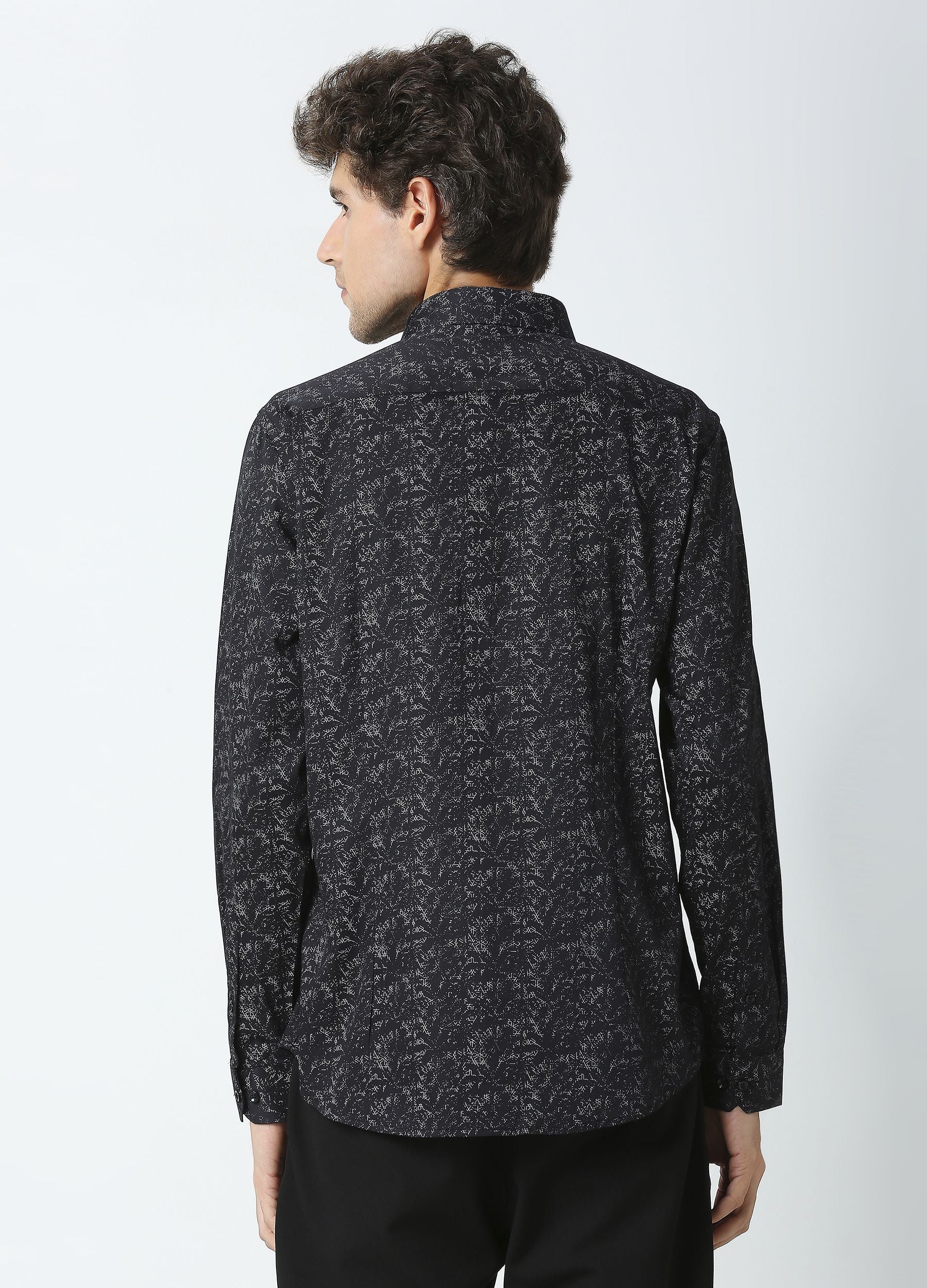 Zar: Semi-Cutaway Collar Triangle Print Shirt - Black