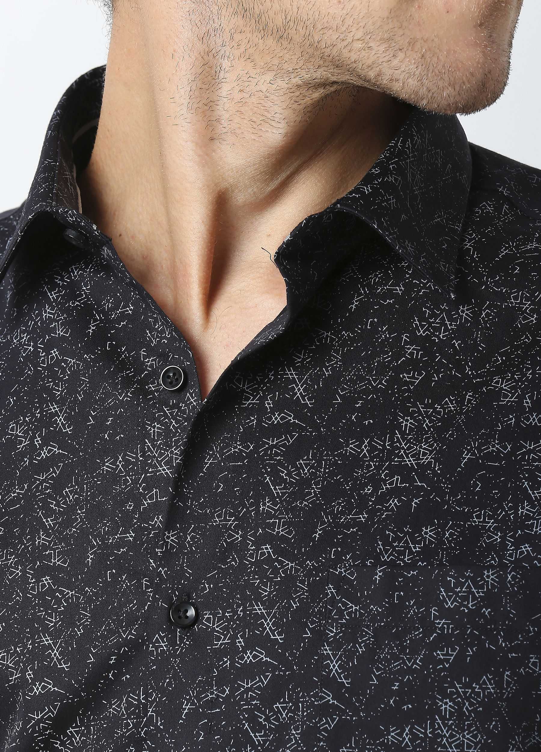 Zar: Semi-Cutaway Collar Triangle Print Shirt - Black