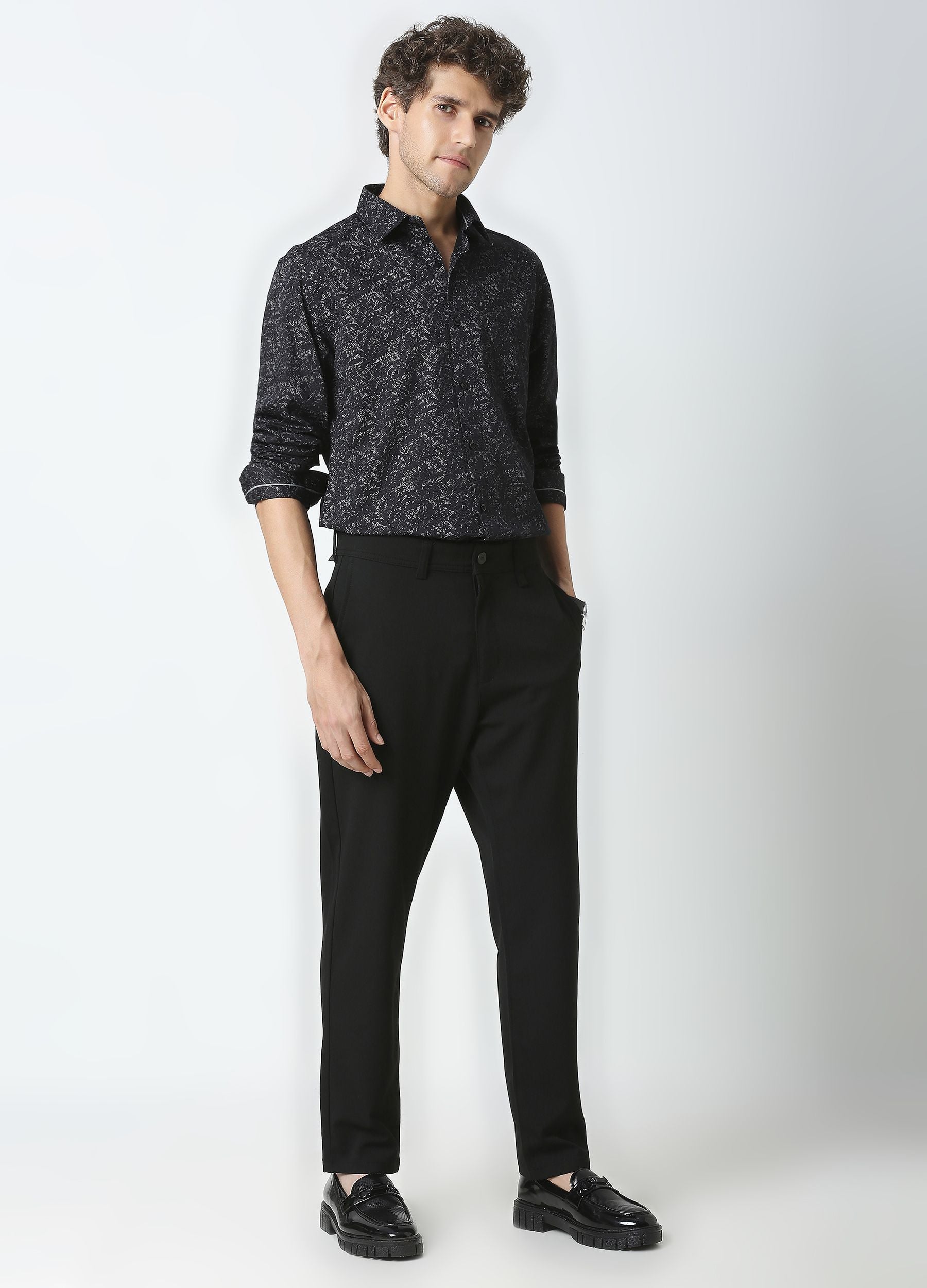 Zar: Semi-Cutaway Collar Triangle Print Shirt - Black